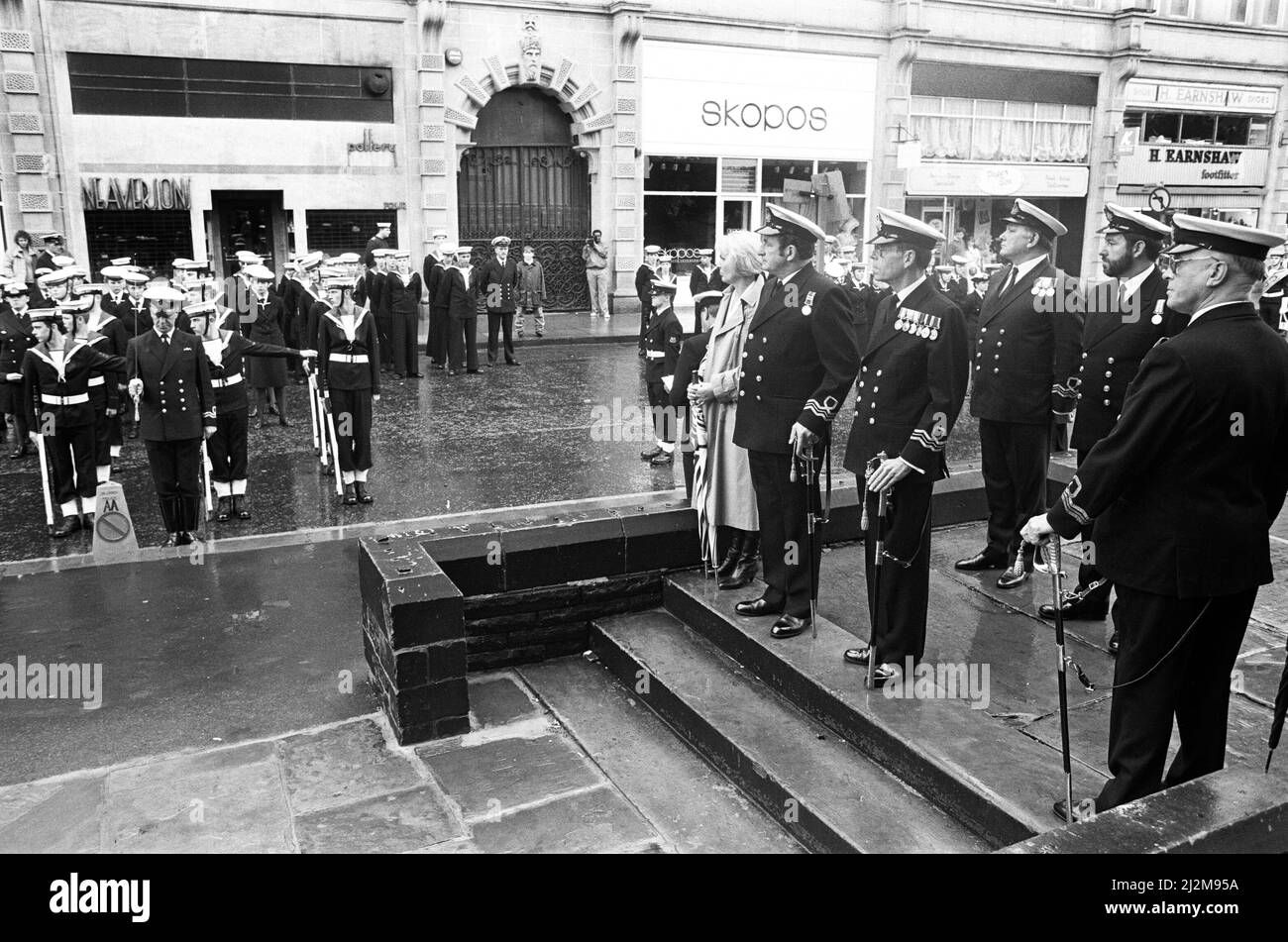 Rund 200 Seekadetten aus ganz West Yorkshire marschierten durch Huddersfield im Rahmen der Feierlichkeiten zum Trafalgar Day, rund 25 Huddersfield-Kadetten nahmen an der Veranstaltung Teil, zusammen mit anderen aus Dewsbury, Wakefield, Bradford, Castleford, Keighley und Leeds. Der Überprüfungsbeamte war Capt Jim Davis, Präsident der Huddersfield-Einheit, und ein besonderer Gottesdienst in der Huddersfield Parish Church wurde vom neuen Vikar der Stadt, Rev. Brian McGuire, durchgeführt. 22.. Oktober 1989. Stockfoto