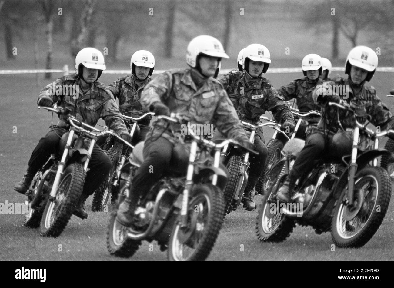 Royal Signals White Helm Motorrad Display Team, Darlington. Die Mannschaft geht im South Park der Stadt auf Herz und Nieren, um den 10.. Jahrestag der National Head Injuries Association (Headway) zu feiern. April 1989. Stockfoto