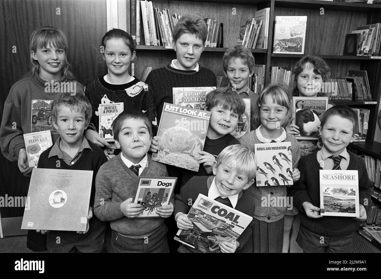 Junge Bücherwürmer von der Linthwaite CE School sind heute Morgen Fernsehstars auf ITV's geworden. Die Kinder wurden im Kinderbuchladen Lindley für eine Reihe von halbstündigen Programmen gefilmt, die an Eltern gerichtet waren, um ihre Kinder zum Lesen zu ermutigen. 24.. Januar 1990. Stockfoto