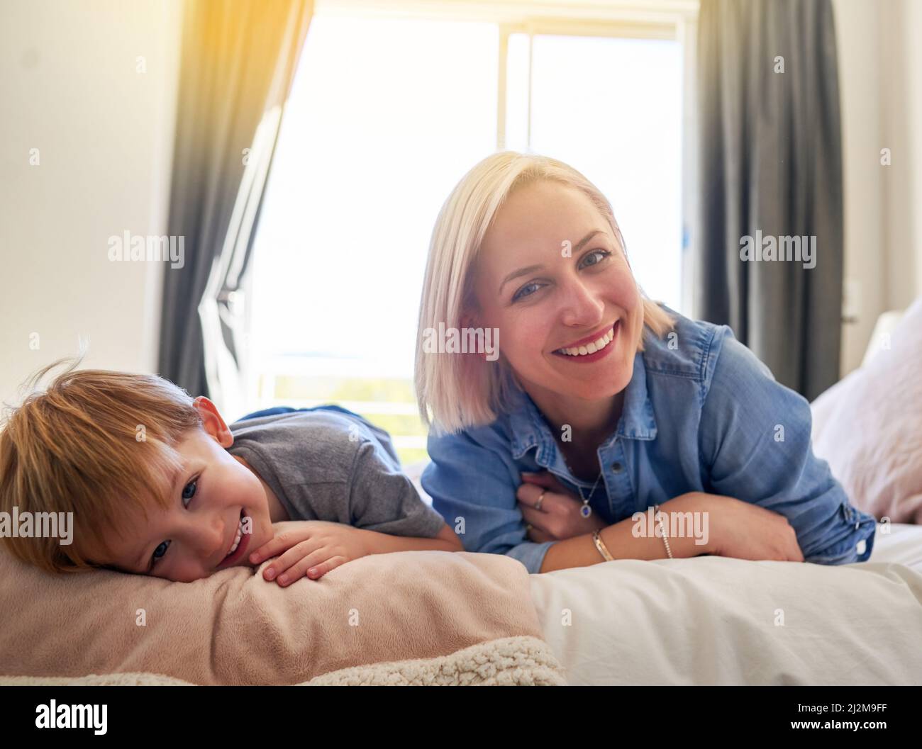 Sie sind am glücklichsten, wenn sie zusammen sind. Porträt einer Mutter und eines Sohnes, die zu Hause einige Zeit miteinander verbringen. Stockfoto