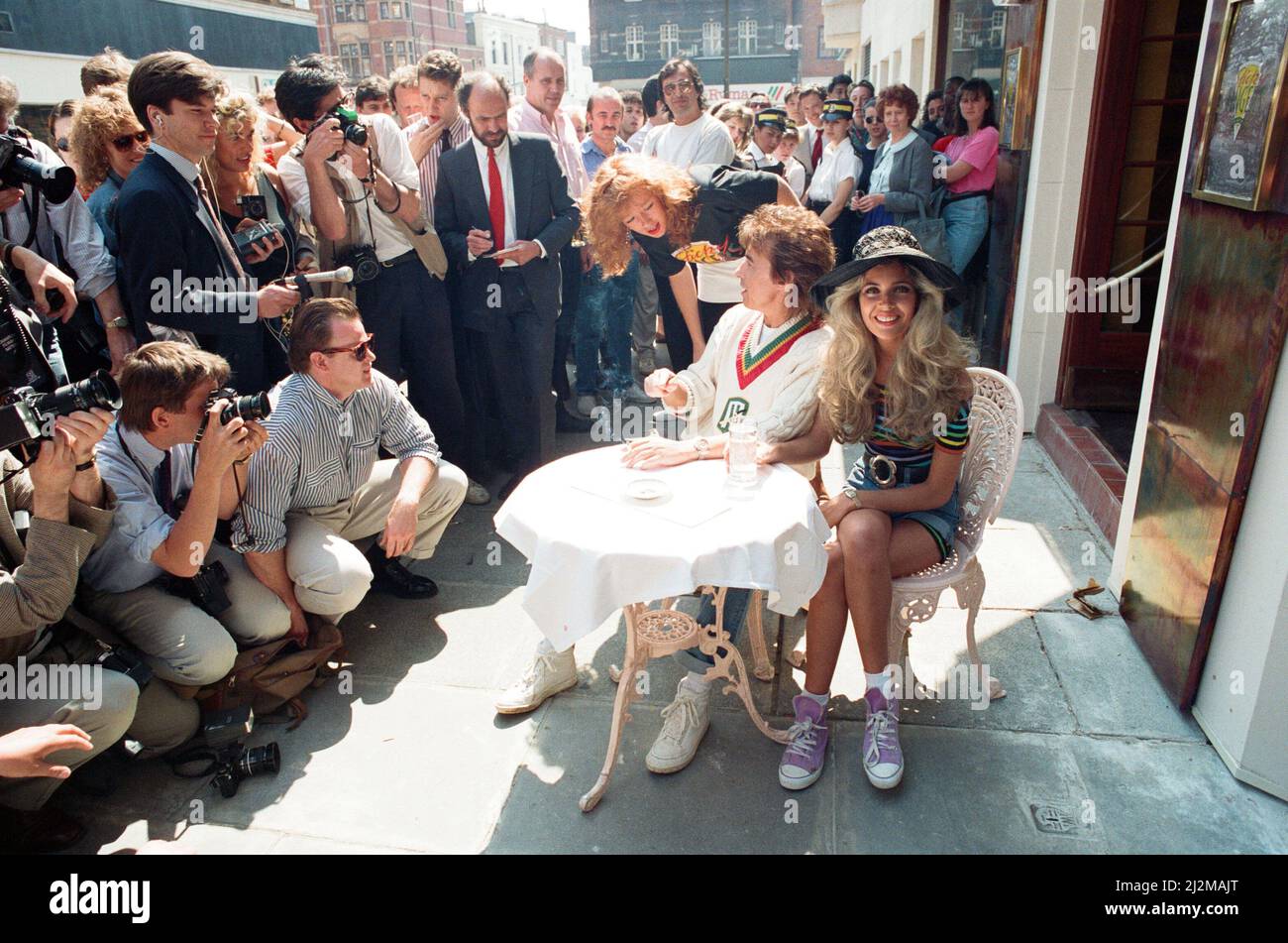 Bill Wyman und Mandy Smith im Sticky Fingers, Bills neuem Restaurant in Kensington. 9. Mai 1989. Stockfoto