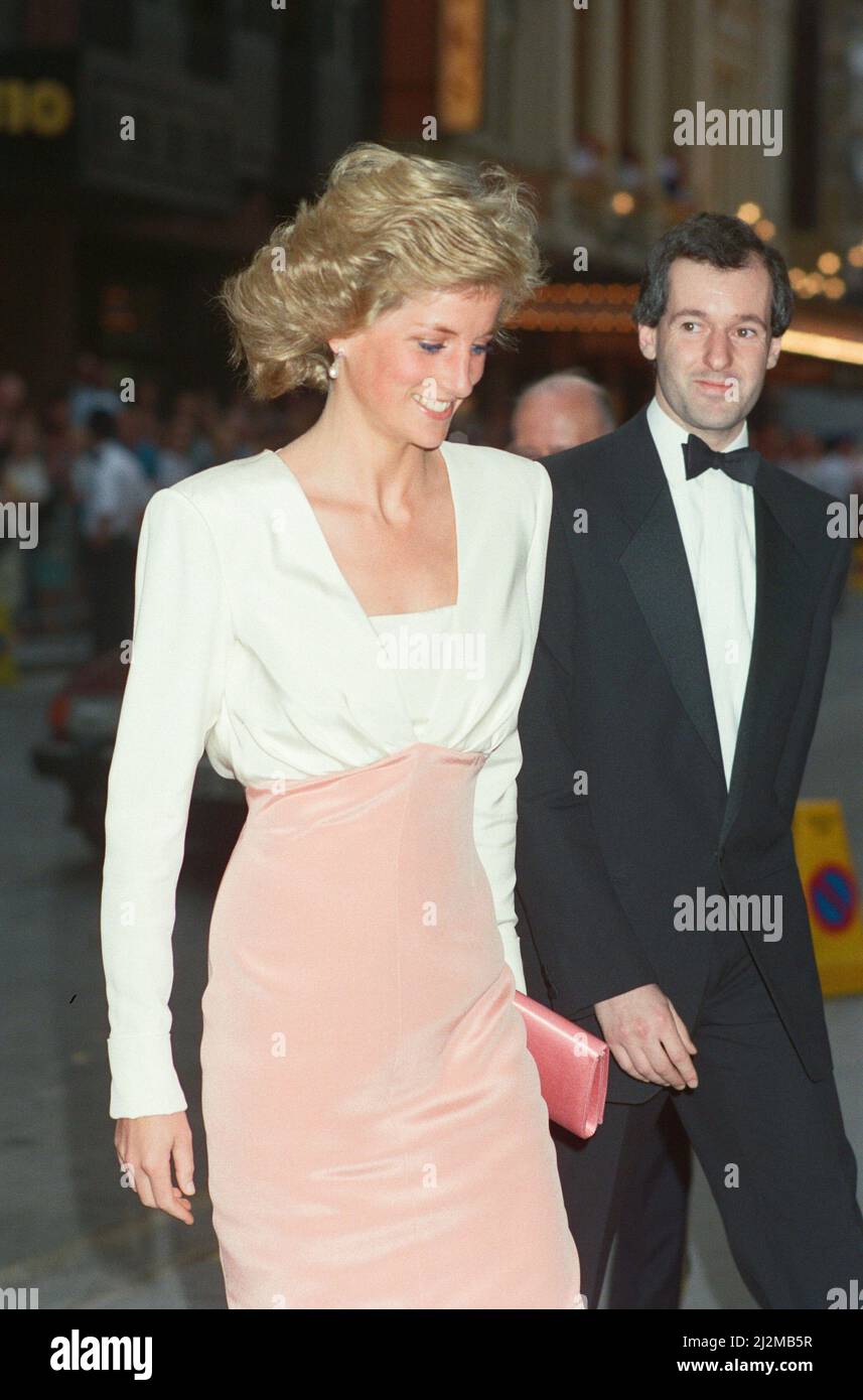 Diana, Prinzessin von Wales, kommt am Coliseum Theater in der St. Martins Lane für eine Aufführung am Schwanensee beim Bolschoi Ballett an. Die Prinzessin trägt ein von Catherine Walker entworfenes weißes und pinkes Abendkleid. Bild aufgenommen am 27.. Juli 1989. Stockfoto