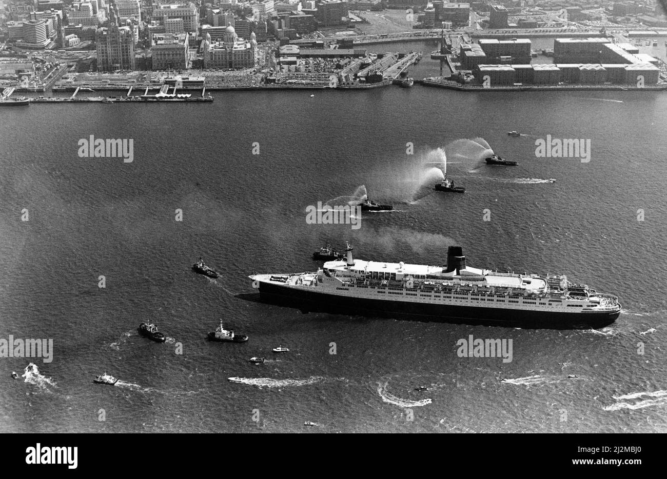 Queen Elizabeth 2, Ozeandampfer, gebaut für die Cunard Line, die von Cunard sowohl als transatlantischer Linienschiff als auch als Kreuzschiff von 1969 bis 2008 betrieben wurde. Abgebildet. Die QE2 kommt am Pier Head, Liverpool an. 24.. Juli 1990. Stockfoto