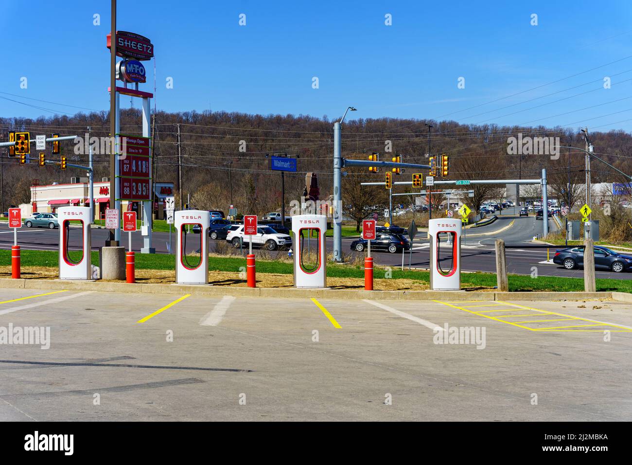 Ephrata, PA, USA - 2. April 2022: Mehrere Tesla-Ladestationen in Lancaster County, Pennsylvania. Stockfoto