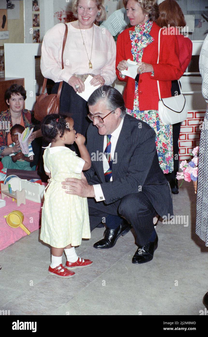 Kenneth Baker, Staatssekretär für Bildung und Wissenschaft, abgebildet in der Kreche des Strand Adult Education Center in Brixton. Bei einem Besuch von Frau Barbara Bush, Frau des Präsidenten der USA. 1.. Juni 1989. Stockfoto