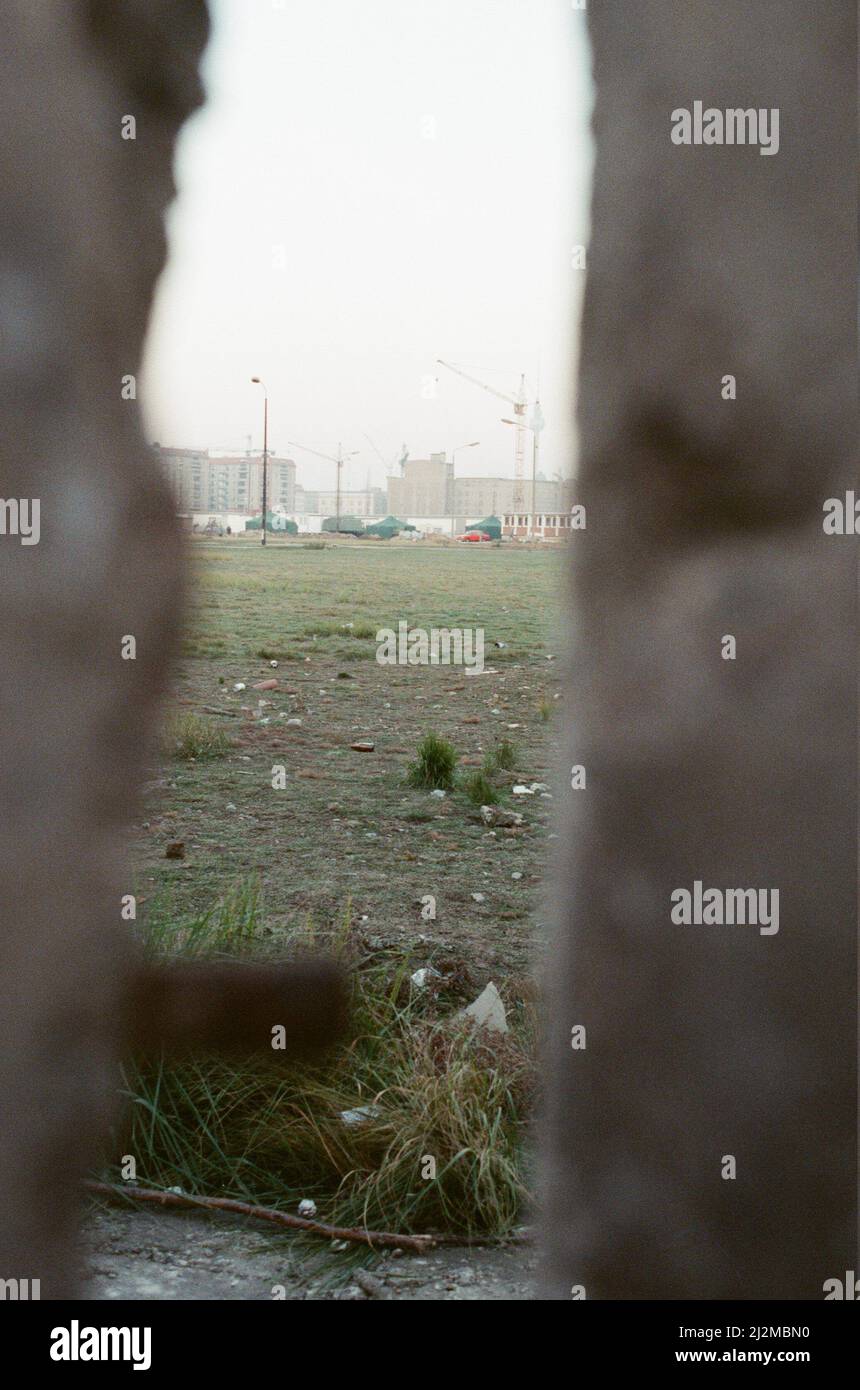 West-Berlin, Deutschland, 10 Tage nach Lockerung des Grenzübergangs durch die DDR-Regierung. Dies ermöglichte es den ostdeutschen Bürgern, in West-Berlin und West-Deutschland zu überqueren, Aufnahmen vom 19.. November 1989. Im Bild: Blick auf die DDR durch das kürzlich gemachte Loch in der Berliner Mauer Stockfoto