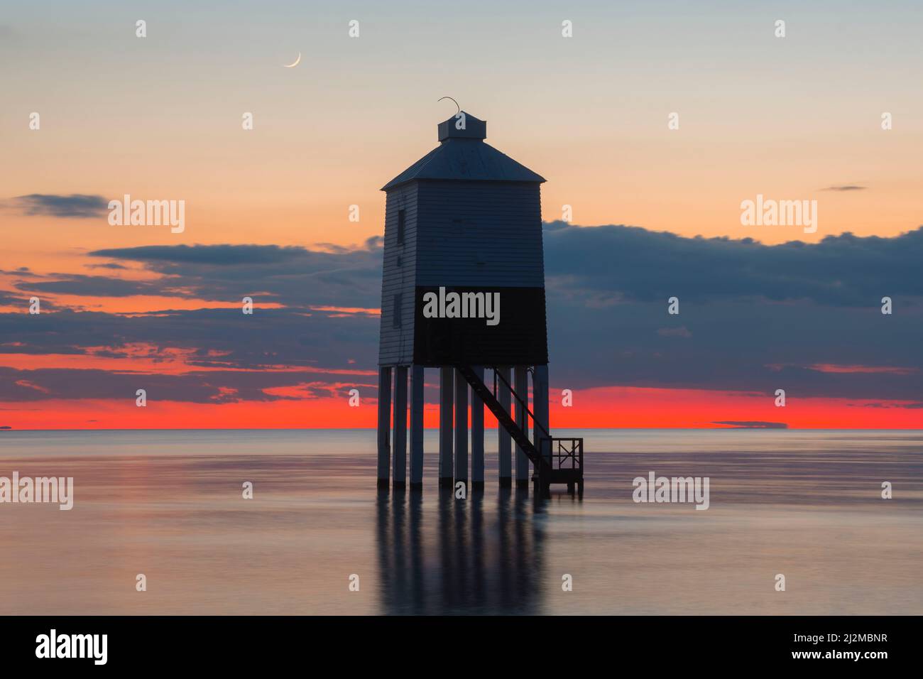 Burnham on Sea, Somerset, Großbritannien. 2.. April 2022. Wetter in Großbritannien. Der Leuchtturm am Strand von Burnham on Sea in Somerset ist vom aufsteigenden Meer umgeben, da die Flut bei Sonnenuntergang am Ende eines Tages voller Sonnenschein und Regenschauer eintrifft. Bildnachweis: Graham Hunt/Alamy Live News Stockfoto