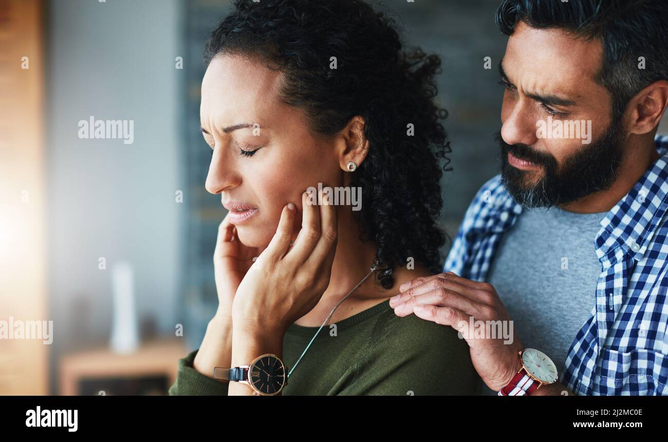 Ich bin hier, wenn Ihr mich braucht. Aufnahme eines Mannes, der seine verzweifelte Frau zu Hause tröstet. Stockfoto