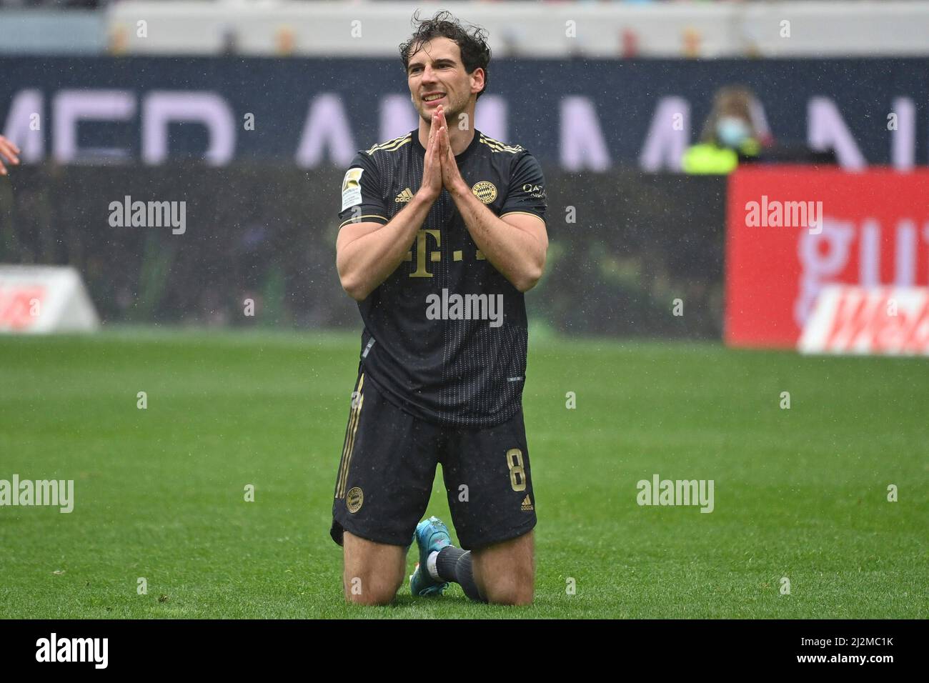 Freiburg, Deutschland. 02. April 2022. Leon GORETZKA (FC Bayern München) kniet bei seinem Comeback auf dem Spielfeld und betet, Aktion, individuelle Aktion, Einzelbild, ausgeschnitten, Ganzkörperschuss, Ganzfigur Fußball 1. Bundesliga-Saison 2021/2022, Spieltag 28., matchday28. SC Freiburg - FC Bayern München 1-4 am 2.. April 2022, Europa Park Stadion. Kredit: dpa/Alamy Live Nachrichten Stockfoto