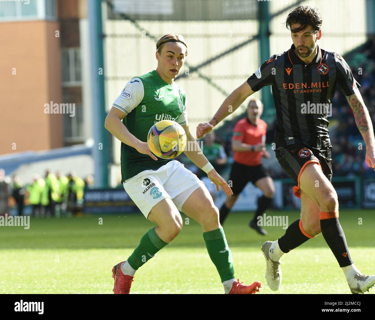 Easter Road Stadium, Edinburgh, Schottland Großbritannien.2.. April 22 Hibernian gegen Dundee Utd Cinch Premiership Match. Hibs' norwegischer Stürmer, Elias Melkersen, & Dundee Utd Charlie Mulgrew Credit: eric mccowat/Alamy Live News Stockfoto