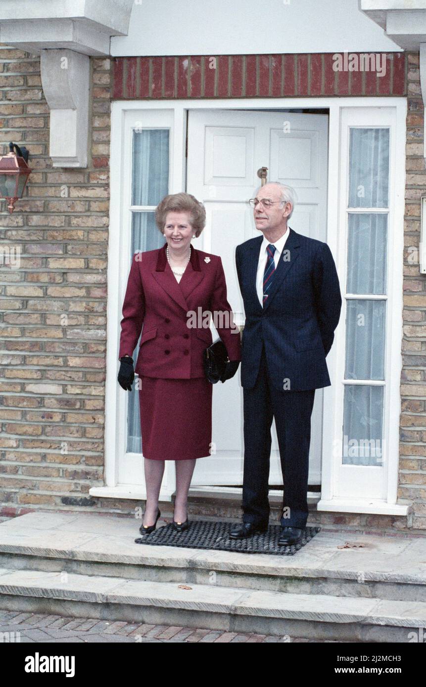 Margaret und Denis Thatcher in ihrem neuen Zuhause in Dulwich. 28.. November 1990. Stockfoto