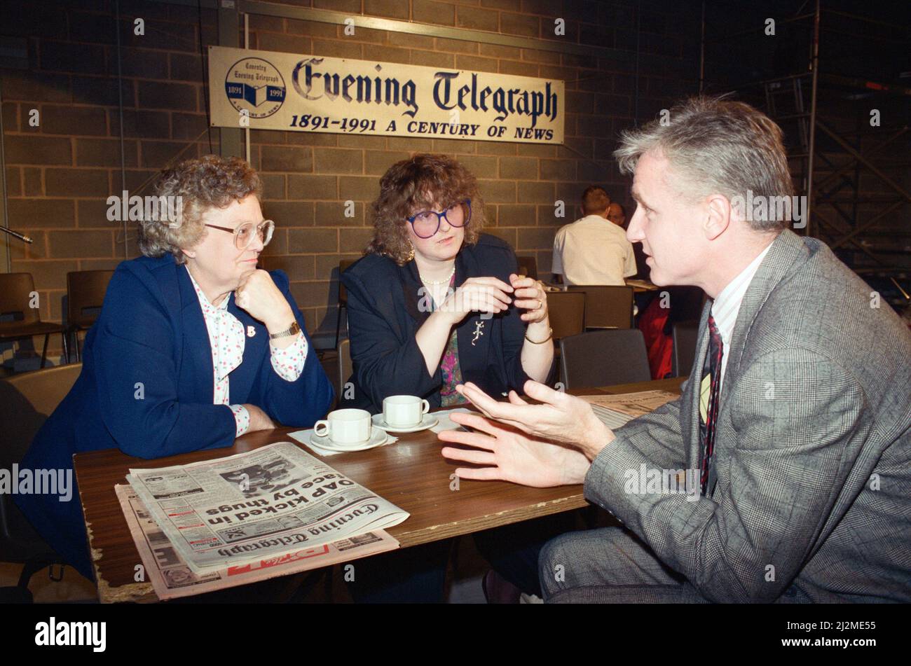 Der Herausgeber von Coventry Evening Telegraph, Neil Benson, chattet mit Beryl Baker und Lindsay Hobday (rechts) bei der „Meet the Press“-Nacht in der Nichola Chamberlain-Schule in Bedworth. 19.. Juni 1991. Stockfoto