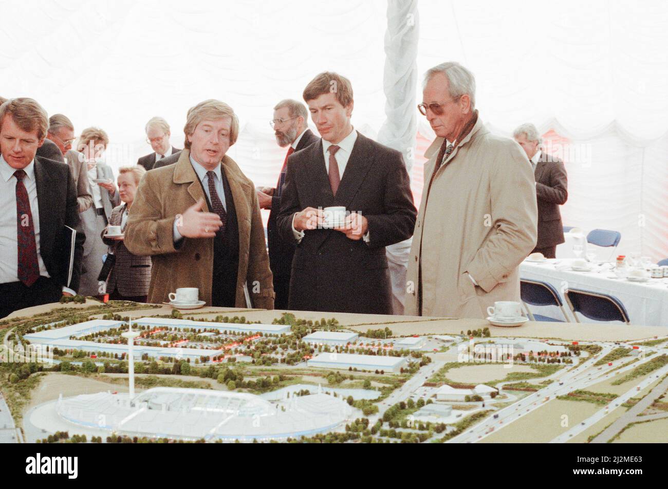 Michael Portillo, Minister für Kommunalverwaltung und Innenstädte, enthüllt eine Gedenktafel zur Eröffnung des Teesside Park Interchange, mit Ron Norman, dem Vorsitzenden des TDC. 24.. September 1990. Der von der Baufirma Birse aus Middlesbrough abgeschlossene Auftrag zur Cicil-Ingenieursarbeit wurde auf dem Handels- und Freizeitzentrum Teesside Park abgeschlossen. Es umfasste acht Meilen von Anhäufungen in Torfland auf dem ehemaligen Rennbahn-Gelände, so dass ein Austausch- und 500.000 Quadratfuß großes Einkaufszentrum gebaut werden konnte. Stockfoto