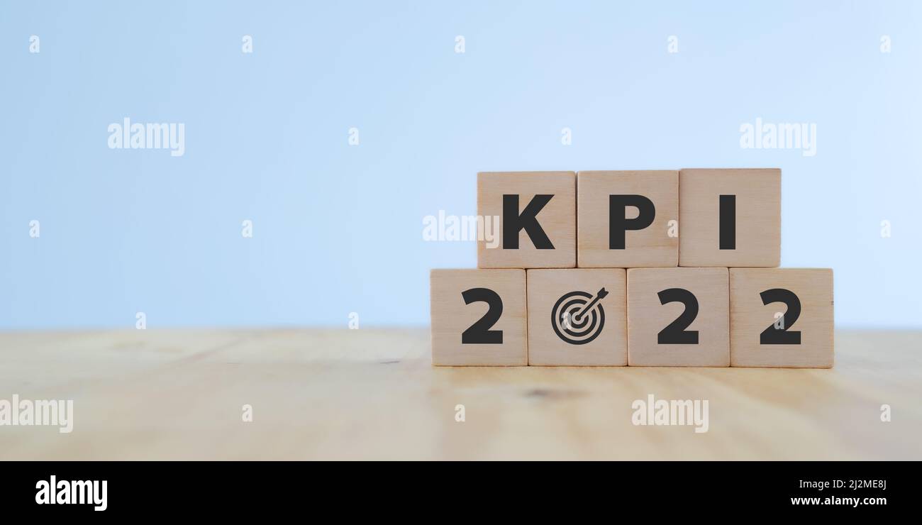 KPI : Key Performance Indicator in 2022 Konzept. Word KPI , Jahr 2022 und Ziel-Symbol auf Holzwürfel stehen auf dem Tisch mit schönen weißen Hintergro Stockfoto