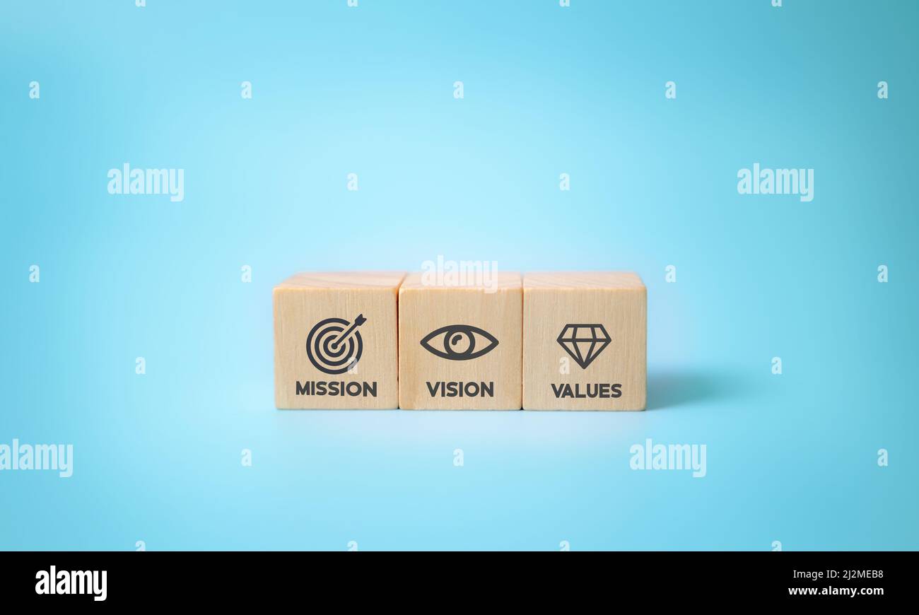 Mission Vision Values Icon Design auf modernen flachen Holzwürfeln mit schönem blauen Hintergrund. Speicherplatz kopieren. Wird für die Kommunikation der Organisation t verwendet Stockfoto