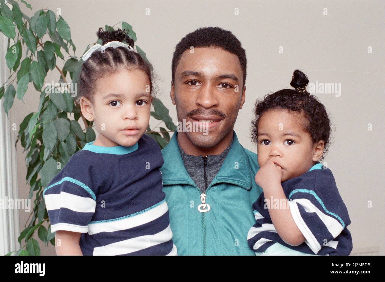 Michael Watson, MBE, ist ein britischer ehemaliger Boxer, der von 1984 bis 1991 an einem Wettstreit teilnahm. Von 1989 bis 1991 hatte er den Titel des Commonwealth-Titels im Zwischengewicht und forderte zwischen 1990 und 1991 dreimal einen Welttitel.(Bild) Michael Watson mit den Kindern Jamilla, 2., und Lala, 1. 24.. April 1989 Stockfoto