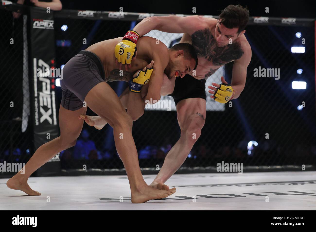 MANCHESTER, GROSSBRITANNIEN. APR 2. Raymison Bruno nimmt Dylan Hazan während des Cage Warriors 136 Events in der BEC Arena, Manchester, am Samstag, 2.. April 2022, in den Kampf auf. (Kredit: Pat Scaasi | MI Nachrichten) Kredit: MI Nachrichten & Sport /Alamy Live Nachrichten Stockfoto