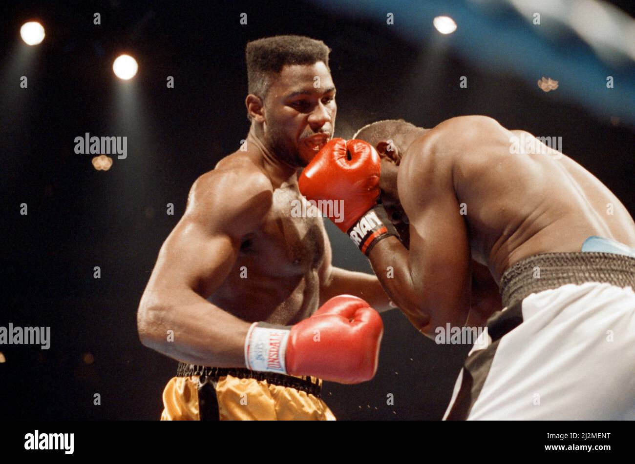 Professionelles Debüt für den Super Heavyweight Olympic Gold Medallist Lennox Lewis 1988.Lewis stoppte Al Malcolm in Runde zwei und siegte seinen ersten Pro-Kampf. 27.. Juni 1989 Stockfoto