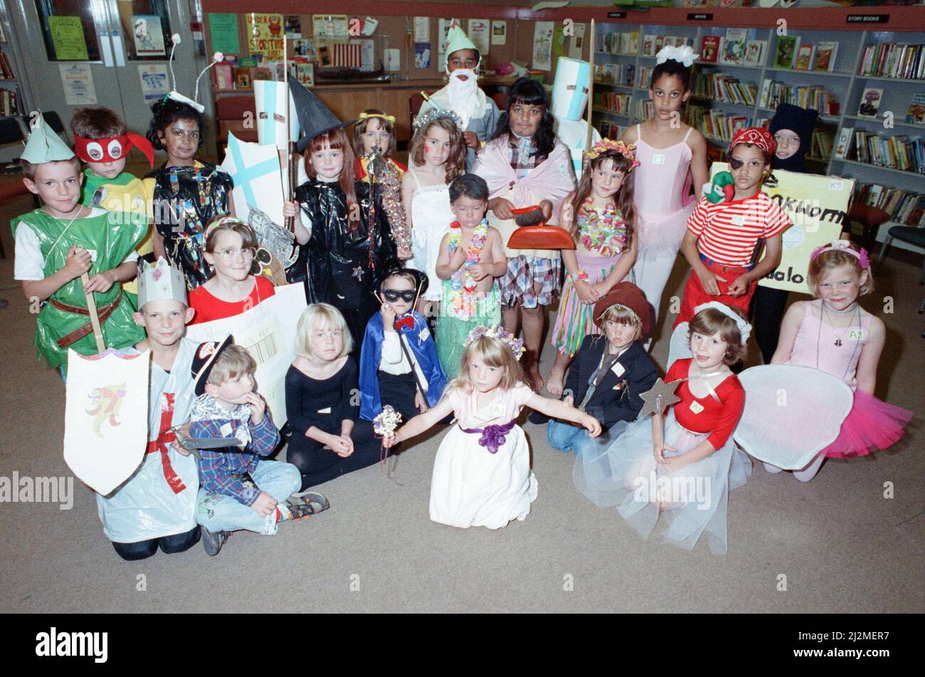 Berühmte legendäre und fiktive Charaktere erwacht in der kinderbibliothek von huddersfield zum Leben, als sie eine schicke Kleiderparade veranstaltete. ÊChildren im Alter von drei bis 11 Jahren verkleideten sich als ihre Lieblingsfiguren, darunter Robin Hood, Winnie the Pooh und Cinderella. Die Veranstaltungen von ÊThe, auf die sich Geschichten folgten, waren die letzten der erfolgreichen Sommerferien der Bibliothek. 28.. August 1991. Stockfoto