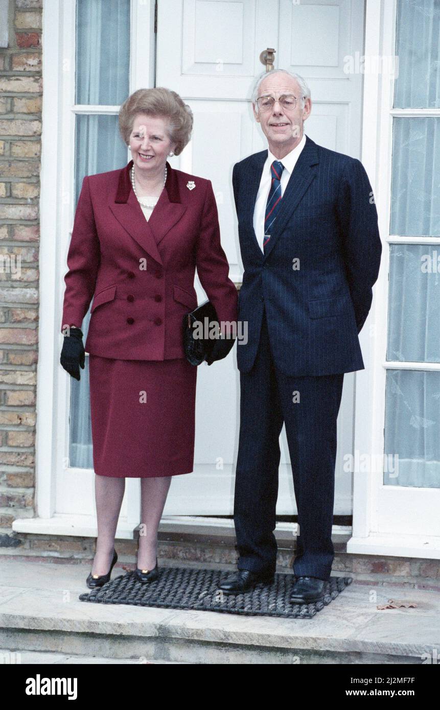 Margaret und Denis Thatcher in ihrem neuen Zuhause in Dulwich. 28.. November 1990. Stockfoto