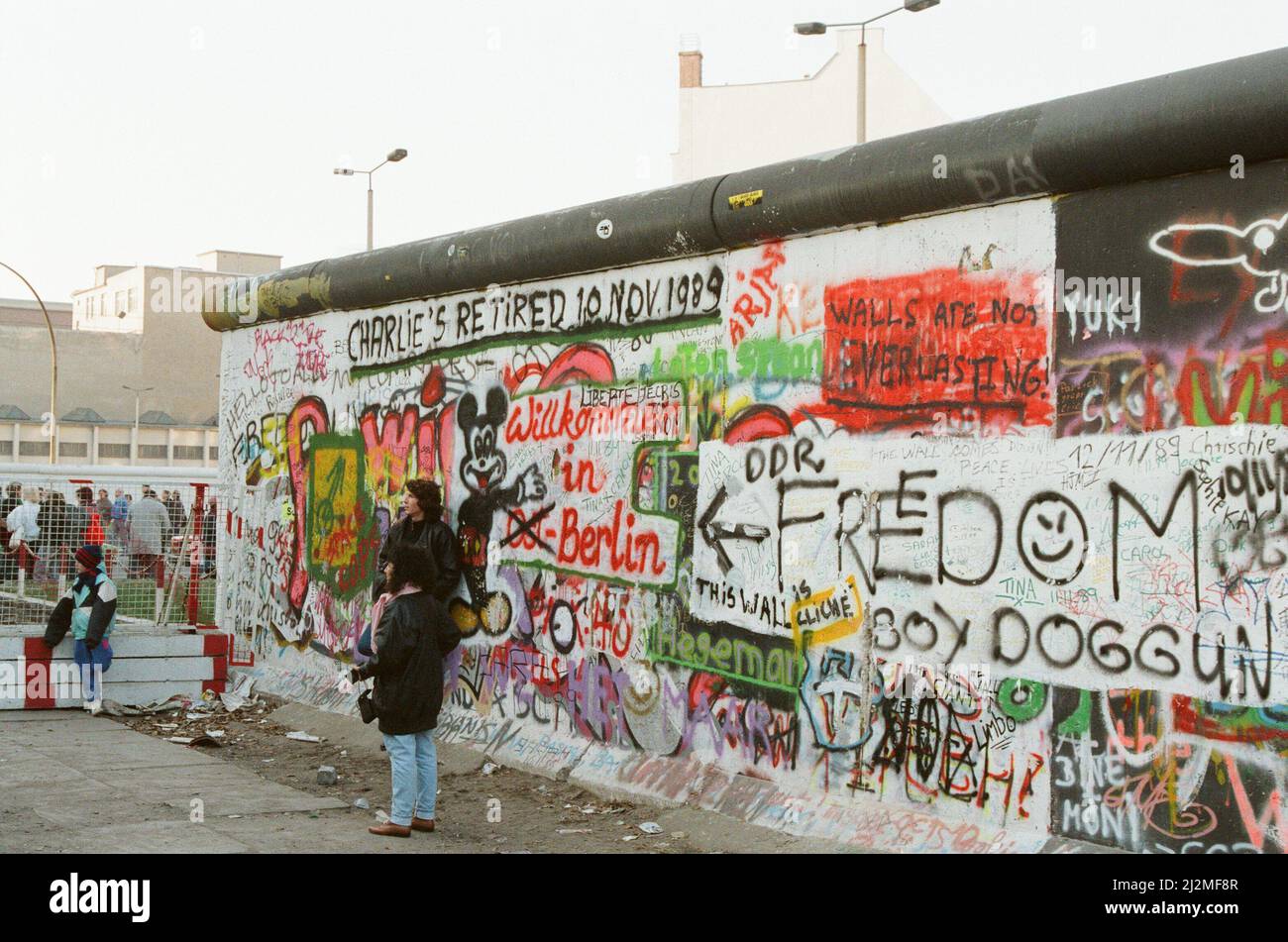 West-Berlin, Deutschland, 10 Tage nach Lockerung des Grenzübergangs durch die DDR-Regierung. Dies ermöglichte es den ostdeutschen Bürgern, in West-Berlin und West-Deutschland zu überqueren, Aufnahmen vom 19.. November 1989. Im Bild: Berliner Mauer mit kürzlich hinzugefügter Graffiti mit der Aussage 'Charlie's Retired 10 Nov 1989', in Bezug auf den alliierten Checkpoint Charlie Stockfoto
