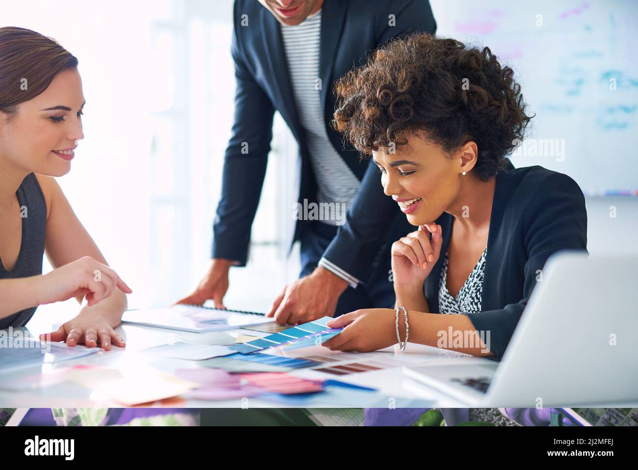 Träumen Sie in Farben, die Sie noch nie zuvor gesehen haben. Aus einer Gruppe von Designern, die sich Farbfelder angeschaut haben. Stockfoto