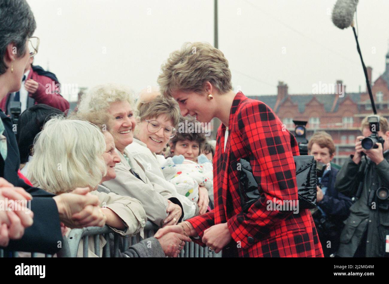 Ihre Königliche Hoheit Prinzessin Diana, in Tartan gekleidet, auf einem Spaziergang in Manchester. Sehen Sie sich weitere Mirrorpix-Bilder des Fotografen Andy Stenning an, wo sie am selben Tag die Manchester Art Gallery in der Moseley Street besuchte. Prinz Charles war ebenfalls zu Besuch, aber bei dieser Gelegenheit nicht in Schuss. Bild aufgenommen am 12.. März 1991 Stockfoto