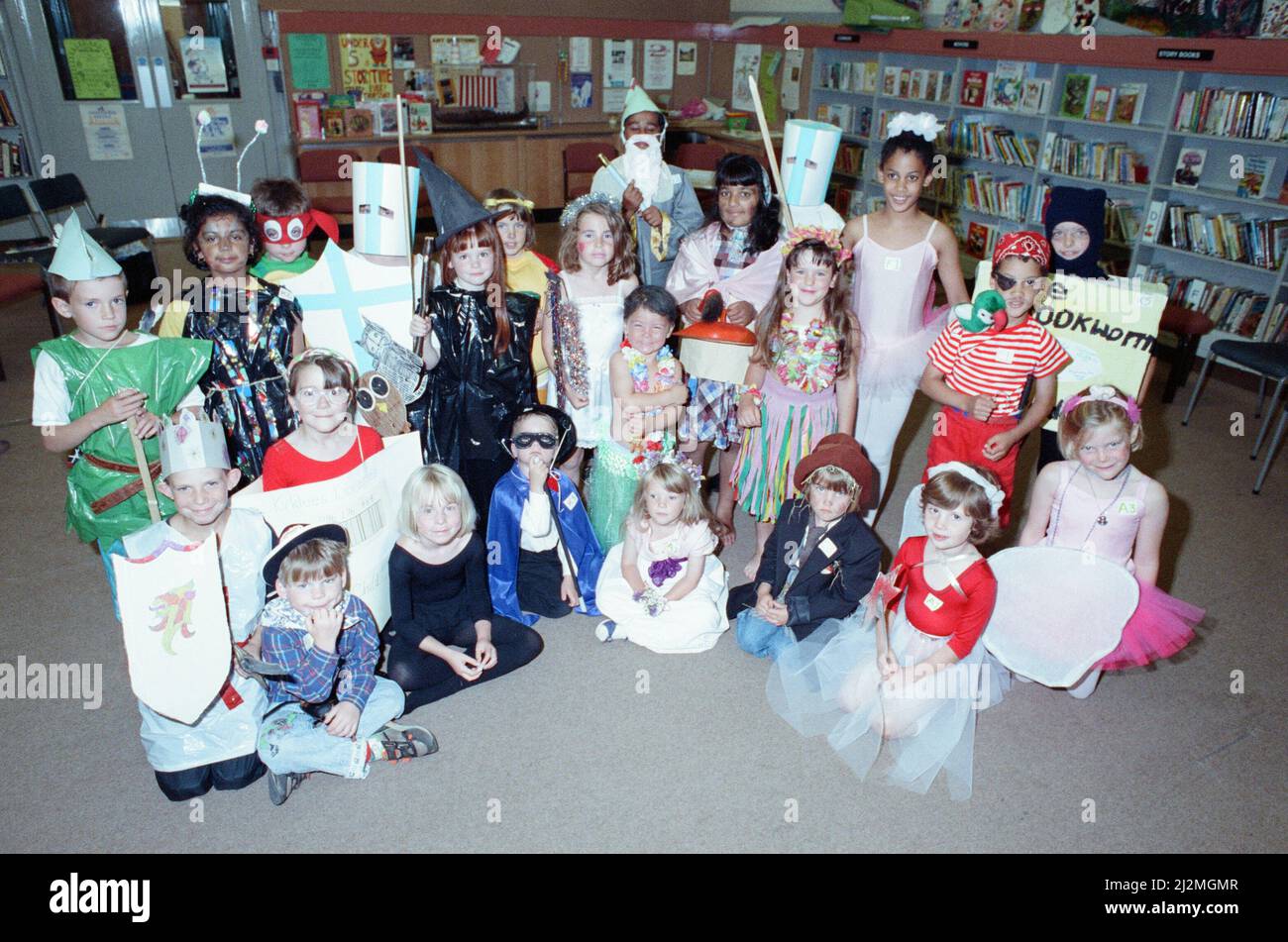 Berühmte legendäre und fiktive Charaktere erwacht in der kinderbibliothek von huddersfield zum Leben, als sie eine schicke Kleiderparade veranstaltete. ÊChildren im Alter von drei bis 11 Jahren verkleideten sich als ihre Lieblingsfiguren, darunter Robin Hood, Winnie the Pooh und Cinderella. Die Veranstaltungen von ÊThe, auf die sich Geschichten folgten, waren die letzten der erfolgreichen Sommerferien der Bibliothek. 28.. August 1991. Stockfoto