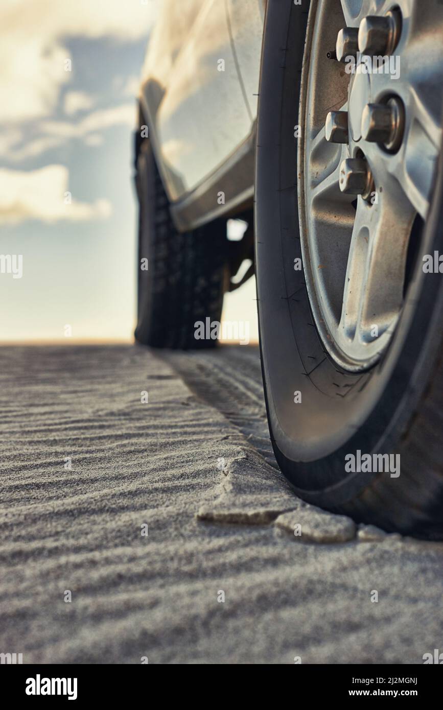 Haben Räder bewegen. Aufnahme eines schweren Geländewagens, der einige Sanddünen entlang fährt. Stockfoto