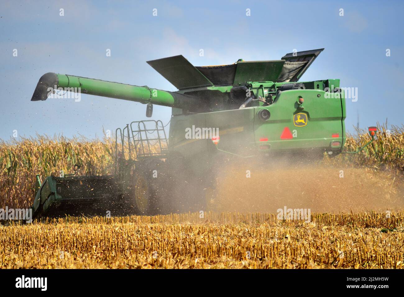 Elburn, Illinois, USA. Erntemehl fliegt während der Ernte einer Maisernte im Nordosten von Illinois. Stockfoto