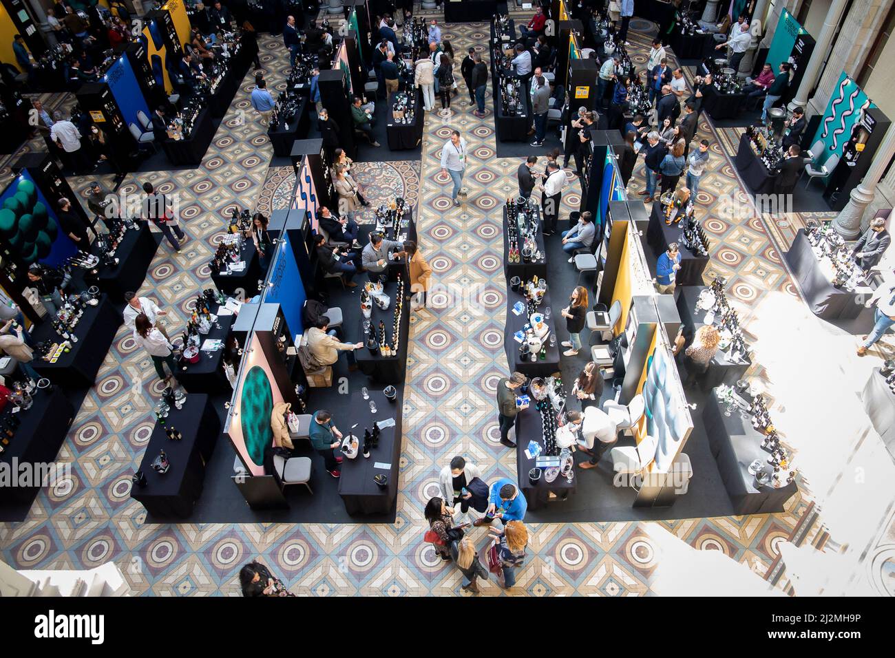 Porto, Portugal. 02. April 2022. Blick auf den Wein steht bei der Essenz der Wein-Veranstaltung. Essencia do Vinho ist das wichtigste Weinerlebnis in Portugal trifft die Coming of Age Edition vom 31. März bis 3. April im Palácio da Bolsa in Porto. Mehr als 4.000 Weine repräsentieren 400 nationale und ausländische Produzenten. (Foto von Rita Franca/SOPA Images/Sipa USA) Quelle: SIPA USA/Alamy Live News Stockfoto