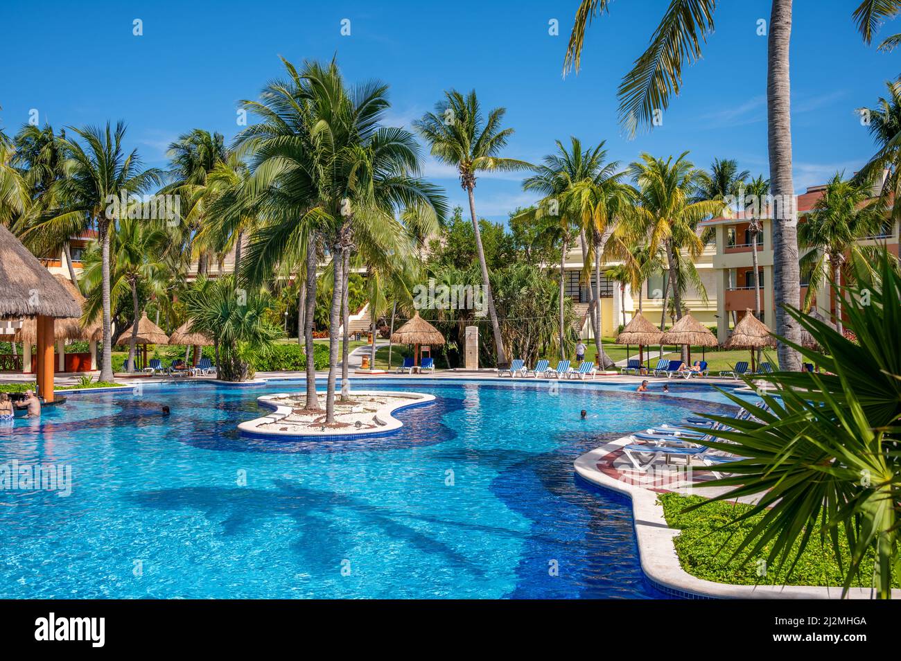 Tulum, Mexiko - 25. März 2022: Blick auf die Pools im Bahia Principe Grand Coba an der Riviera Maya. Stockfoto