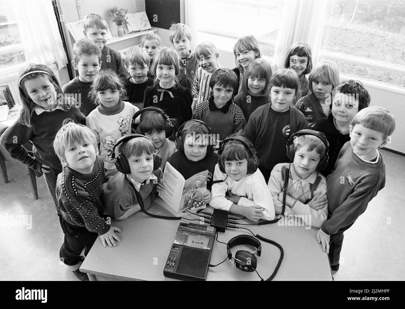 Storytime - Kinder im dritten Jahr an der Brockholes CE Junior and Infants School tauchen im Rahmen ihres Grundsprachprogramms in eine Geschichte ein. Die sechs- und siebenjährigen hörten sich die Geschichte von Frosch und Kröte an. Für den Sound sind Richard Zamberlan, Clare Barrow, Craig Eastwood, Eleanor Wilkinson und Susanna Nasey verdrahtet. 9.. Januar 1990. Stockfoto