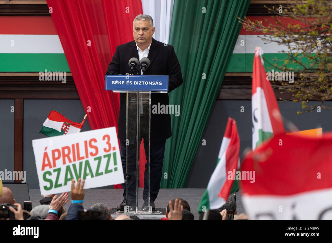 Budapest, Ungarn. 1. April 2022. Der ungarische Ministerpräsident Viktor Orban nimmt am 1. April 2022 an einem Wahlkampf in Szekesfehervar, 60 Kilometer westlich von Budapest, Ungarn, Teil. Ungarn hat am Sonntag Parlamentswahlen abgehalten. Quelle: Attila Volgyi/Xinhua/Alamy Live News Stockfoto