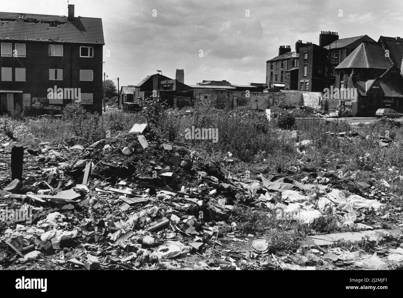 Toxteth zehn Jahre später - verkommen Land an der Rückseite der Kreuzung Parliament Street/Lodge Lane. 21.. Juni 1991. Stockfoto