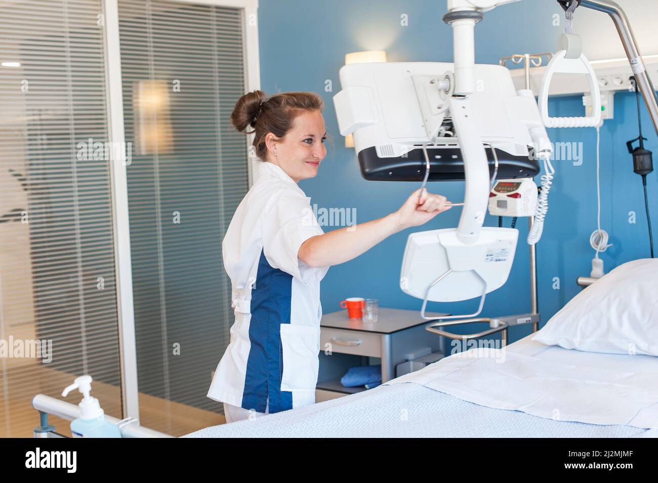 Krankenschwester mit einem Computer auf Rädern Stockfoto