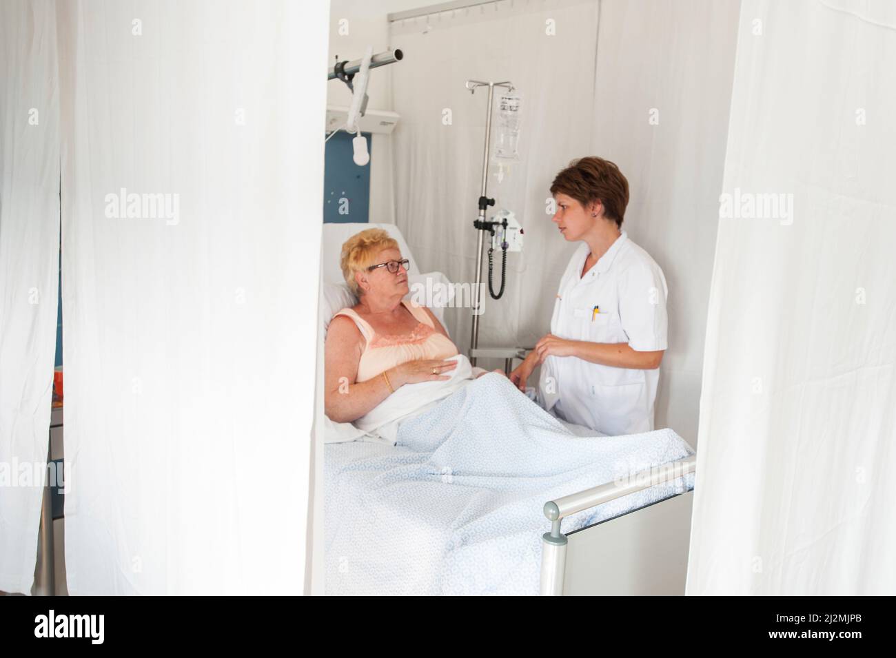 Krankenschwester mit einem älteren Patienten Stockfoto