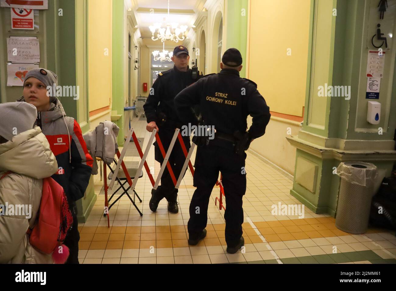 Przemysl, Polen. 5. April 2022. Bahnschutzmitarbeiter bewachen den Schlafbereich für ukrainische Flüchtlinge, die nach dem Überqueren der ukrainischen/polnischen Grenze einen Platz zum „Ablegen““ in einigen Fällen für viele Tage „Ablegen“ am Bahnhof Przemysl benötigen. Hier werden sie von polnischen Bürgern und Freiwilligen aus der ganzen Welt herzlich begrüßt und betreut, um ihnen zu helfen. (Bild: © Amy Katz/ZUMA Press Wire) Stockfoto