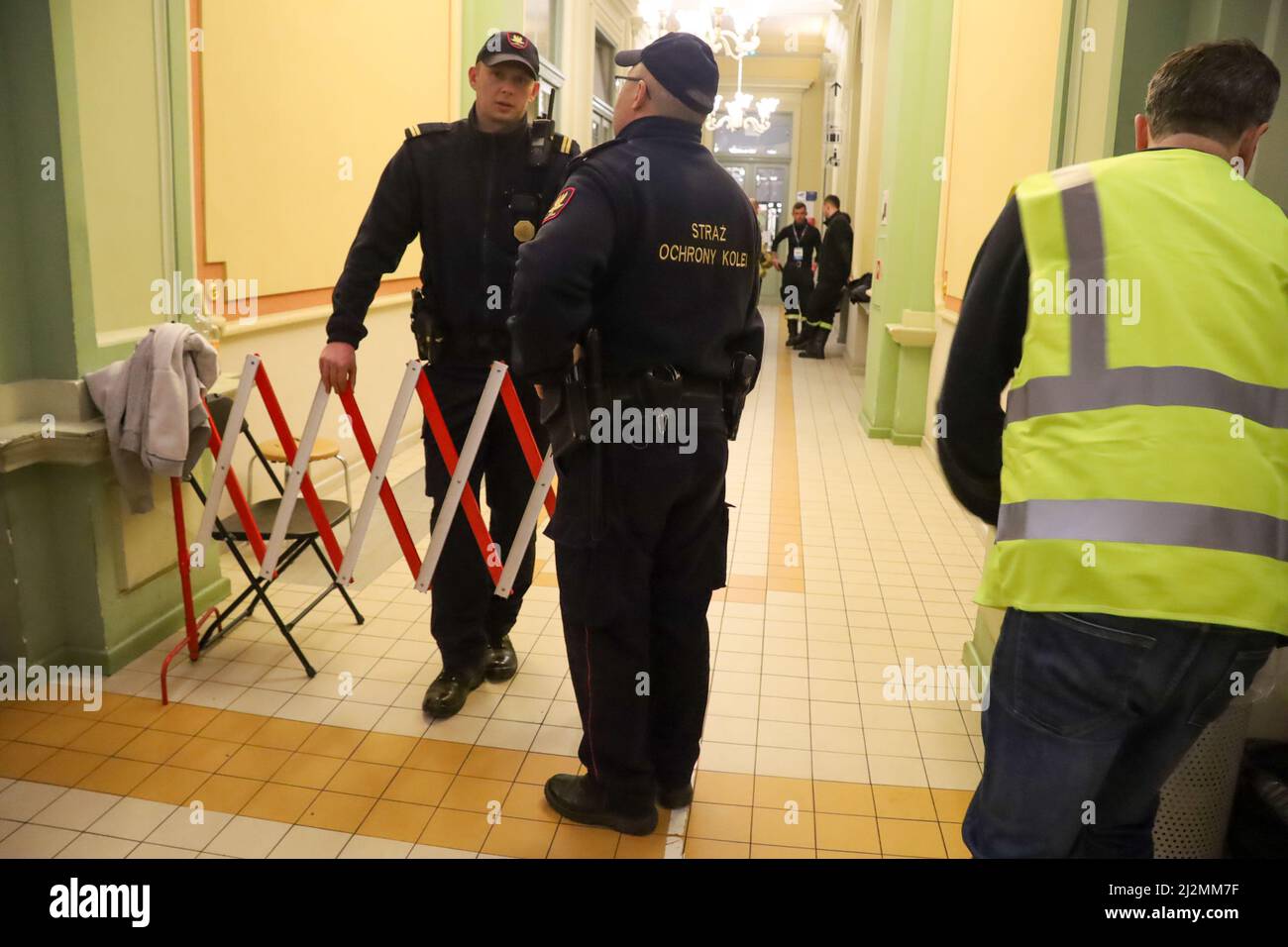 Przemysl, Polen. 5. April 2022. Bahnschutzmitarbeiter bewachen den Schlafbereich für ukrainische Flüchtlinge, die nach dem Überqueren der ukrainischen/polnischen Grenze einen Platz zum „Ablegen““ in einigen Fällen für viele Tage „Ablegen“ am Bahnhof Przemysl benötigen. Hier werden sie von polnischen Bürgern und Freiwilligen aus der ganzen Welt herzlich begrüßt und betreut, um ihnen zu helfen. (Bild: © Amy Katz/ZUMA Press Wire) Stockfoto
