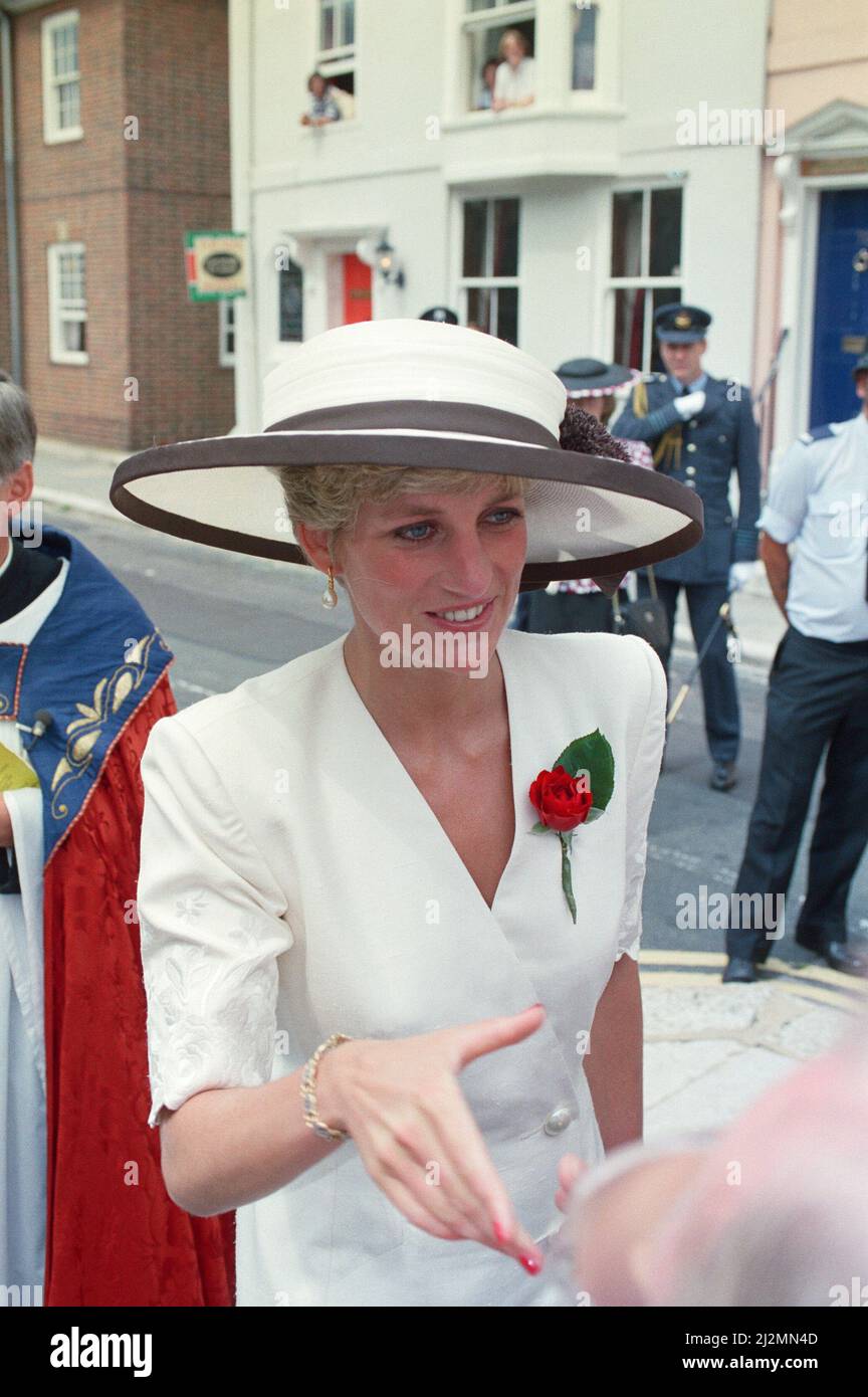 Prinzessin Diana, Prinzessin von Wales, in Portsmouth, feierte die sichere Rückkehr des Royal Hampshire Regiments aus dem Golfkrieg.die Royal Hampshires feierten auch die Schlacht von Minden 1759, in der die Soldaten rote Rosen in ihren Hüten trugen. Als Oberst durfte Diana jedoch betrügen und ihre Rose auf ihrem Kleid tragen. Diana trägt einen schillernden weißen Hut und ein weißes Outfit. Bild aufgenommen am 1.. August 1991 Stockfoto