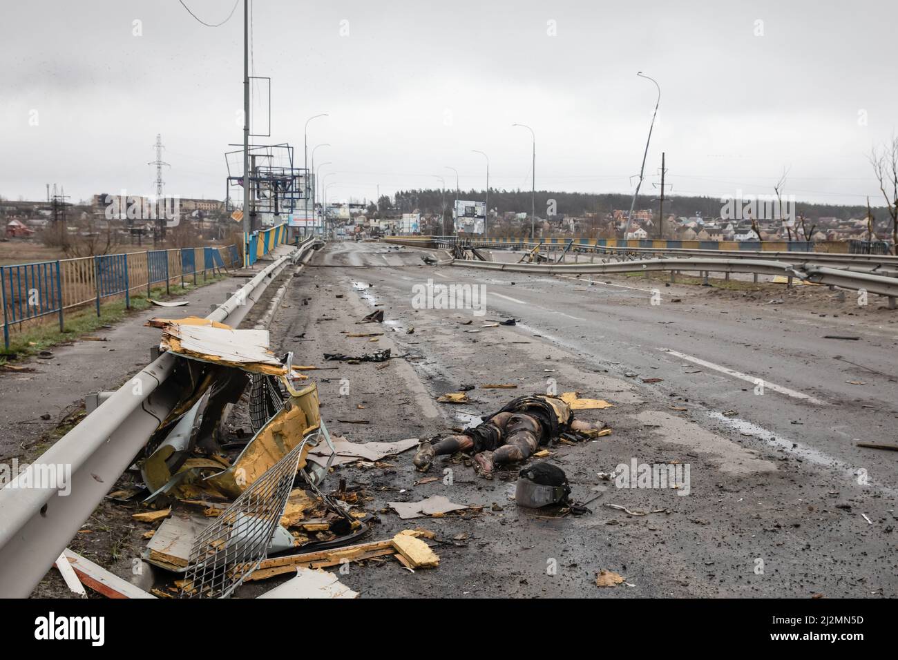 Bucha, Ukraine. 02. April 2022. Ein toter Zivilist, der auf einer Autobahn in Bucha, Region Kiew, gesehen wurde. Fast 300 Zivilisten wurden auf der Straße in Bucha, einer Pendlerstadt außerhalb der Hauptstadt Kiew, getötet, als die meisten Opfer versuchten, den Fluss Buchanka zu überqueren, um das von der Ukraine kontrollierte Gebiet zu erreichen und getötet worden waren. Russland marschierte am 24. Februar 2022 in die Ukraine ein und löste damit den größten militärischen Angriff in Europa seit dem Zweiten Weltkrieg aus Kredit: SOPA Images Limited/Alamy Live Nachrichten Stockfoto