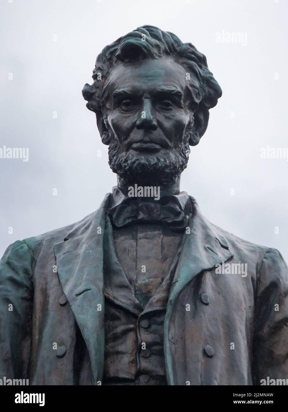 Eine Statue von Präsident Abraham Lincoln von George Edwin Bissell steht am schottisch-amerikanischen Soldatendenkmal des Old Calton Calton Cemetery in Edinburgh, Großbritannien. Stockfoto