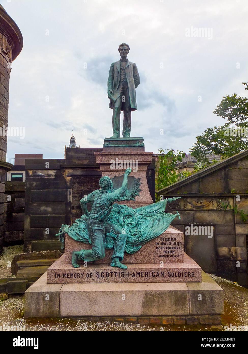 Eine Statue von Präsident Abraham Lincoln von George Edwin Bissell steht am schottisch-amerikanischen Soldatendenkmal des Old Calton Calton Cemetery in Edinburgh, Großbritannien. Stockfoto