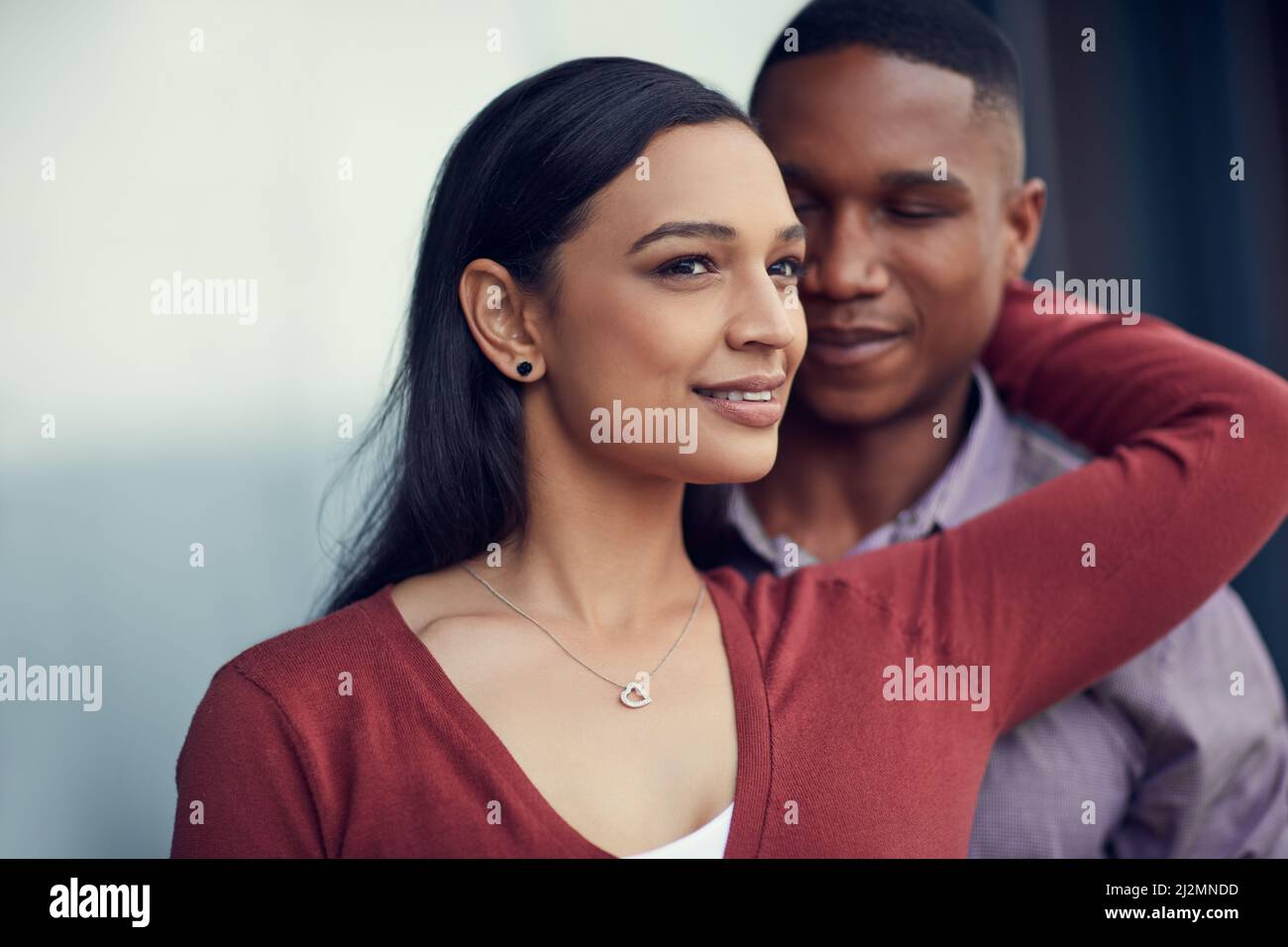 Die Welt braucht mehr Liebe wie ihre. Aufnahme eines glücklichen jungen Paares, das einen romantischen Moment miteinander teilt. Stockfoto