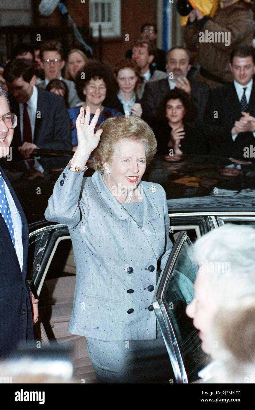 Premierministerin Margaret Thatcher im konservativen Hauptquartier, Smith Square, nachdem sie John Major im Kampf um die Parteiführung unterstützt hatte. 26.. November 1990. Stockfoto