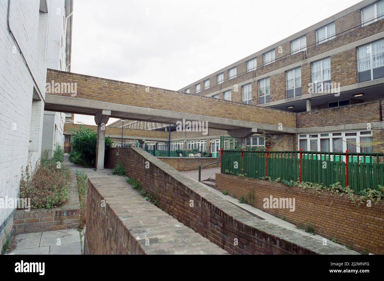 Allgemeine Ansichten des Southwyck House Housing Estate aka Barrier Block, auf dem Somerleyton Estate in Brixton, London. 31.. Oktober 1991. Stockfoto