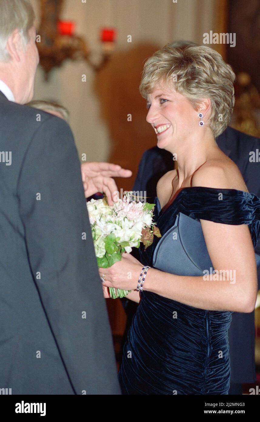 Prinzessin Diana, Prinzessin von Wales, nimmt an Karneval der Vögel Teil für die RSPB Charity, Royal Opera House, Covent Garden, London, Großbritannien. Diana wird von der Tänzerin Wayne Sleep, die im roten Trikot der Bühne gekleidet ist, in die Besetzung eingeführt. Er ist nicht in diesem Rahmen, sondern in anderen Rahmen in diesem Set. Bild aufgenommen am 3.. November 1991 Stockfoto