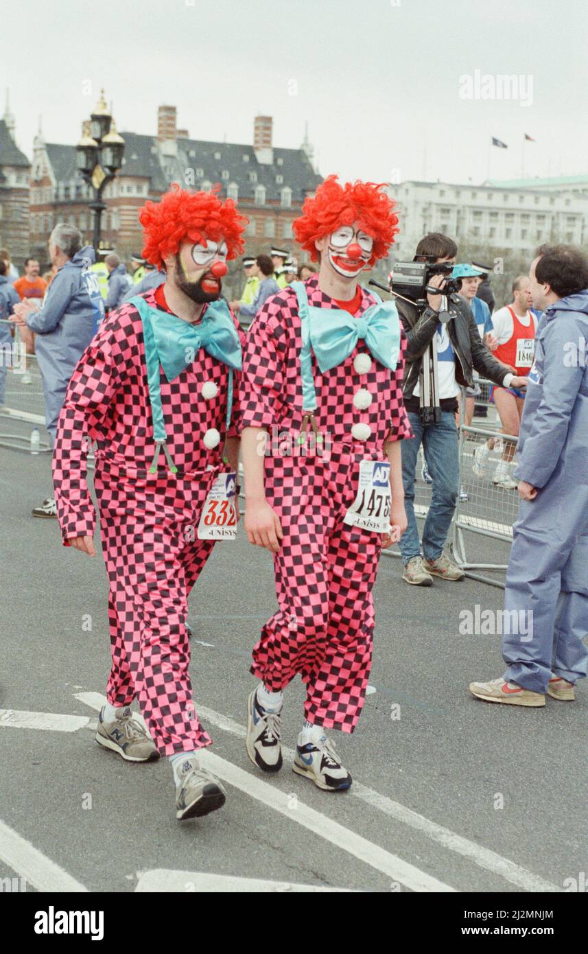 Der London Marathon - 1991Runners in ausgefallener Kleidung über Westminster Bridge, Central London. Läufer, die als Clowns gekleidet sind. Lauf Funnies. Bild aufgenommen am 21.. April 1991 Stockfoto