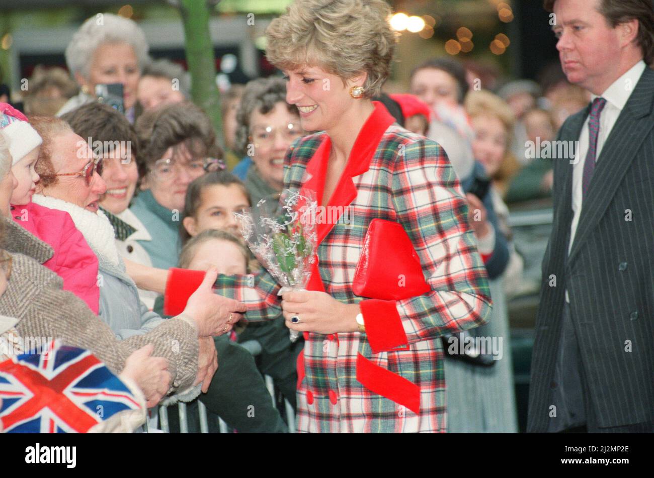 Prinzessin Diana, die Prinzessin von Wales, besucht Didsbury und Wigan im Nordwesten Englands. Die Prinzessin ist hier abgebildet und eröffnet das Gallerien Einkaufszentrum in Wigan. Ken Wharfe, der Leibwächter von Prinzessin Diana, befindet sich auf der rechten Seite des Bildes. (Hinter Diana) auf dem Besuch eröffnete die Prinzessin auch das Francis House Kinderhospiz. Das Francis House Kinderhospiz wurde am 25. November 1991 von Diana, der Prinzessin von Wales, eröffnet, um schwerkranke Kinder im Nordwesten zu versorgen. Sie hat über 500 Kinder und ihre Familien entscheidend unterstützt. Bild aufgenommen am 25.. November Stockfoto