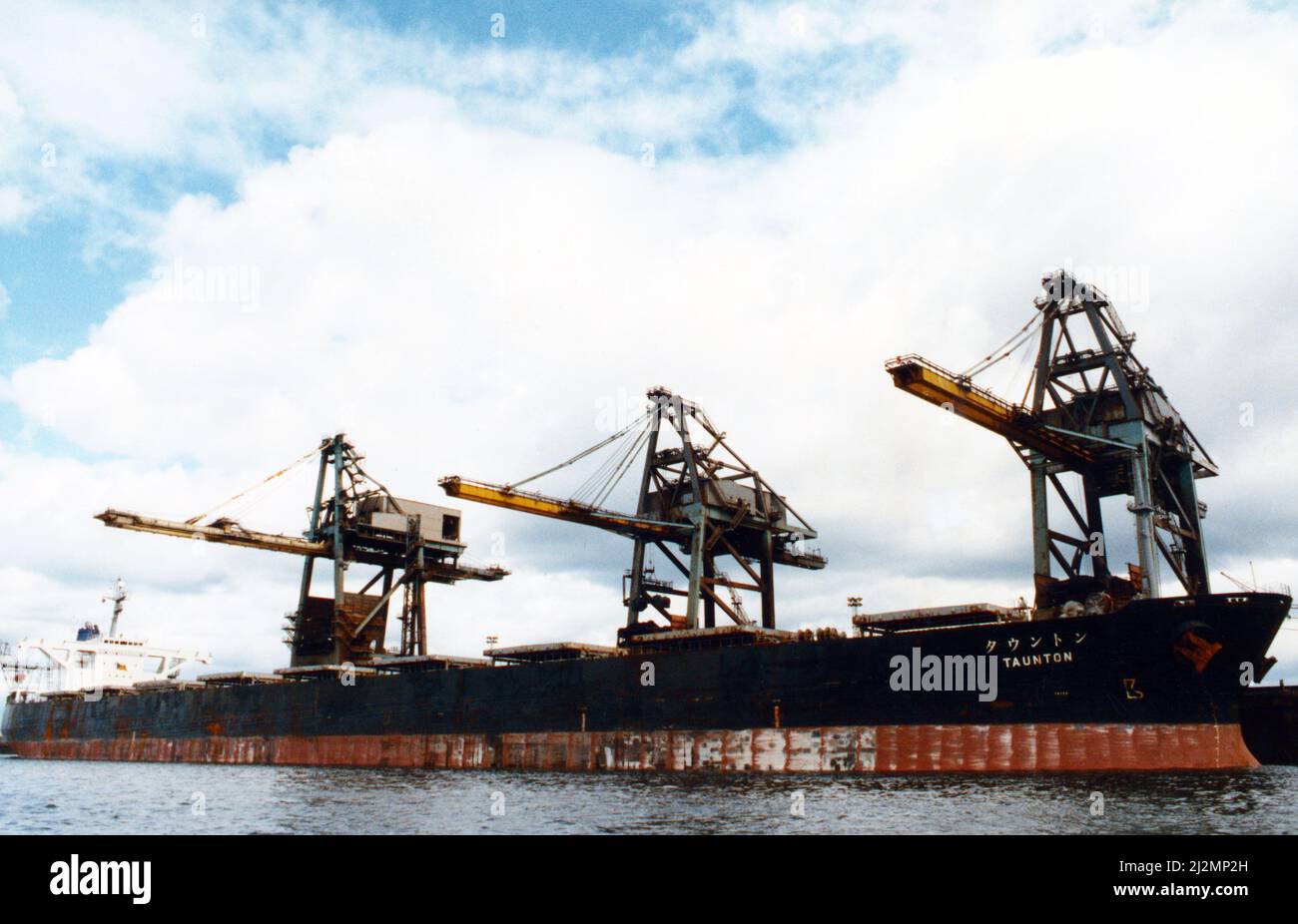 Am Redcar-Terminal von British Steel liegt ein riesiger Kohleträger. 16.. Juli 1991. Stockfoto